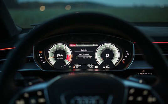 Audi S8: silnik V8 o pojemności 4,0 litra, moc 571 KM, 0-100 km/h w 3,8 sekundy, V-max: 250 km/h