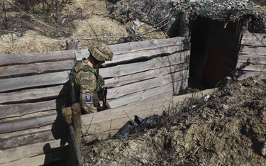Ukraiński żołnierz w okopach w pobliżu miejscowości Popasna