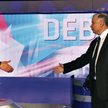 Bronisław Komorowski i Jarosław Kaczyński witają się przed debatą. To pierwszy z kilku tego wieczoru