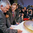 Mirosław Drzewiecki i Donald Tusk nad makietą stadionu Baltic Arena. 8 lutego 2008 r.