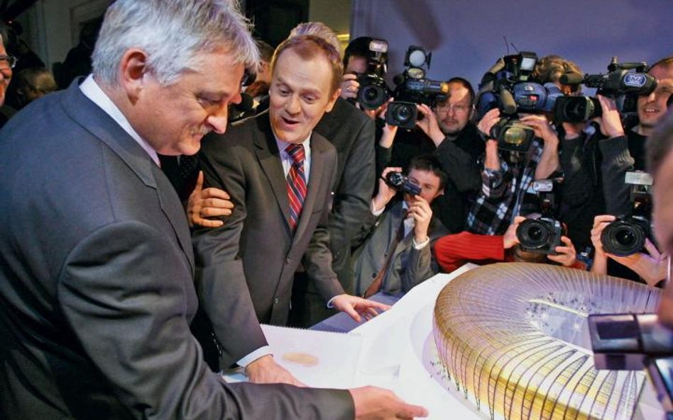Mirosław Drzewiecki i Donald Tusk nad makietą stadionu Baltic Arena. 8 lutego 2008 r.