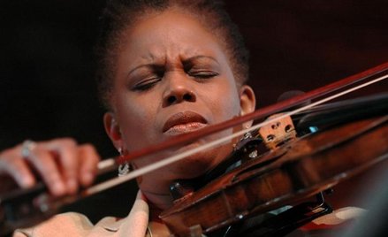 Regina Carter (ur. 1966), debiutowała w 1995 roku. Opublikowała siedem albumów. Najnowszy to "Revers