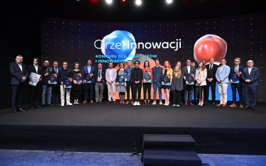 Laureaci, przedstawiciele jury i redakcji podczas finału uroczystej gali, na której zostały ogłoszon