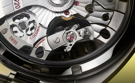 Pracę mechanizmu można obserwować przez przeszklony dekiel zegarka.