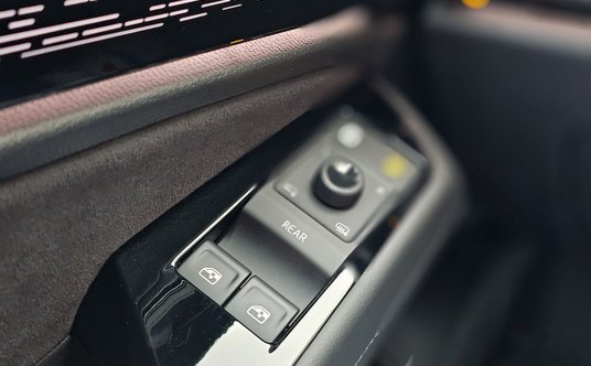 Oszczędność w wykonaniu Volkswagena - brak osobnych przełączników do otwierania tylnych szyb. Wszyst