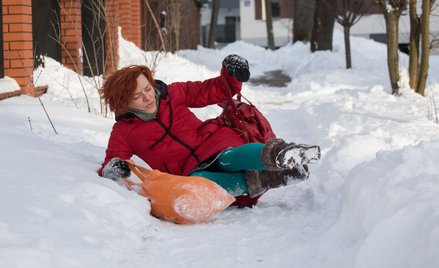 Na śliskim przejściu licz głównie na siebie, niełatwo o odszkodowanie za wypadek - wyrok Sądu Apelac