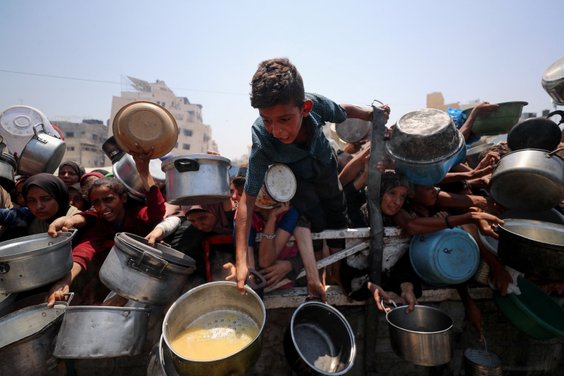 Palestyńczycy czekający na wydanie żywności przez organizację pomocową. Po niemal dwóch latach dział