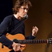 Dominic Miller grę na gitarze ma niemal we krwi, bo urodził się i wychowywał w Argentynie. Gra od dz