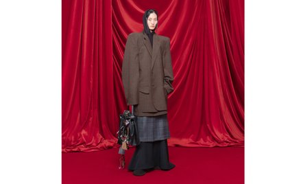 But od Balenciagi na stopie czy na… stole?