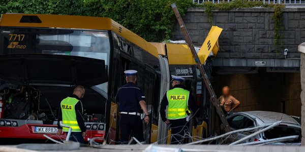 Prokuratura wszczęła śledztwo po zderzeniu autobusu z tramwajem na Ochocie w Warszawie