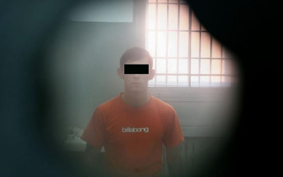 Dzięki dozorowi oprawca nie zbliży się do ofiary