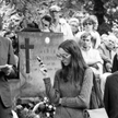 Pogrzeb Pawła Jasienicy (Warszawa, 22 lipca 1970 r.). Przemawia Jerzy Andrzejewski (z lewej), krytyk