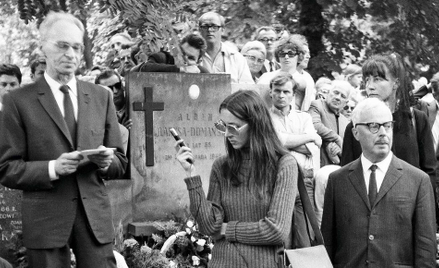 Pogrzeb Pawła Jasienicy (Warszawa, 22 lipca 1970 r.). Przemawia Jerzy Andrzejewski (z lewej), krytyk