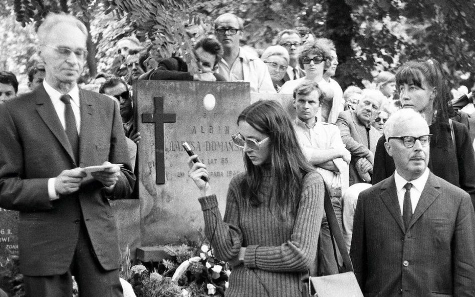 Pogrzeb Pawła Jasienicy (Warszawa, 22 lipca 1970 r.). Przemawia Jerzy Andrzejewski (z lewej), krytyk