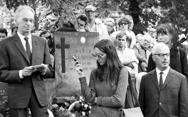 Pogrzeb Pawła Jasienicy (Warszawa, 22 lipca 1970 r.). Przemawia Jerzy Andrzejewski (z lewej), krytyk