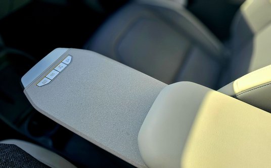 Ten element jest wysuwany. Nie wiadomo do końca czemu ma służyć, bo jest za twardy żeby pełnić rolę 