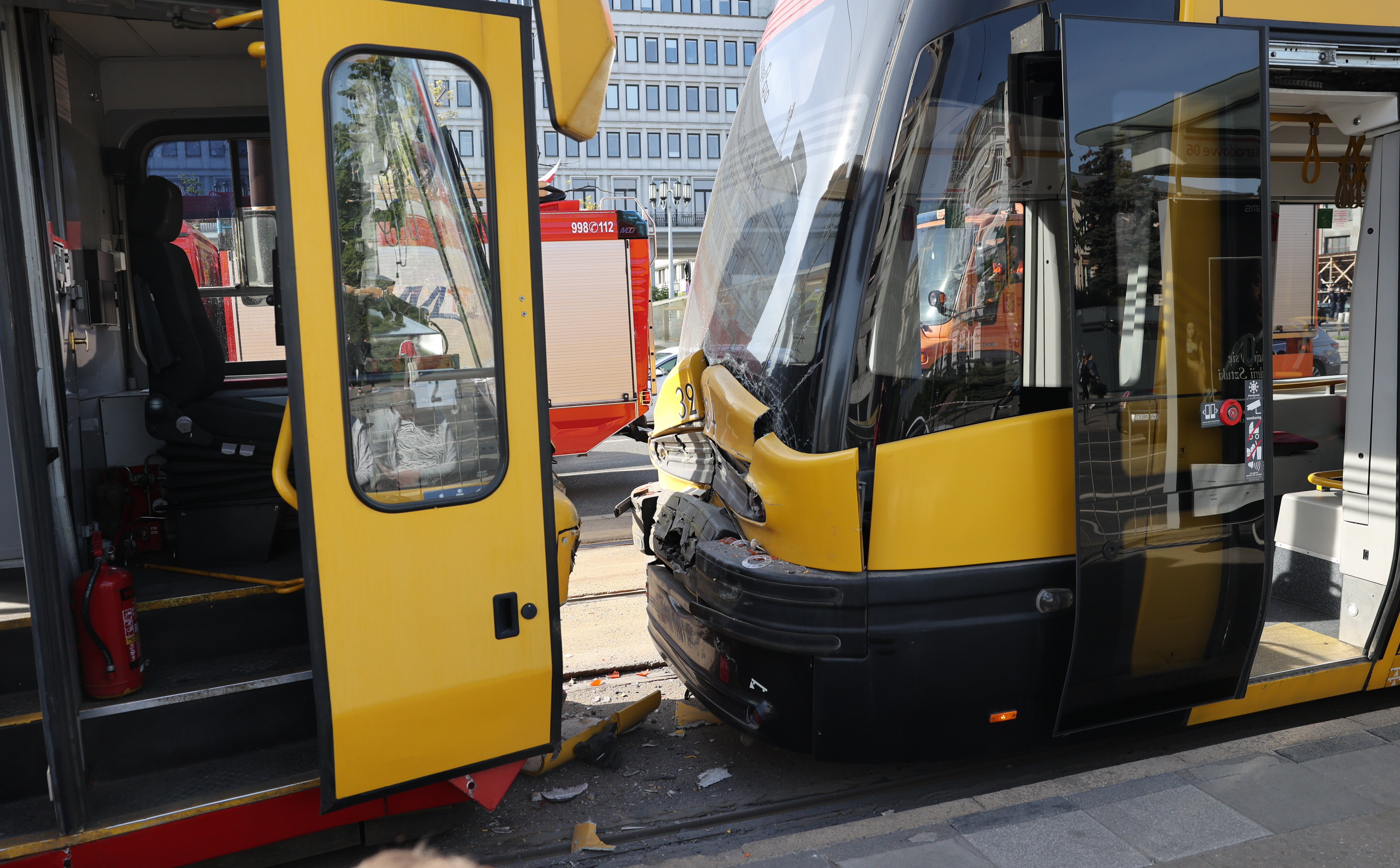 Zderzenie tramwajów na rondzie de Gaulle'a w Warszawie. Są poszkodowani i utrudnienia