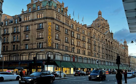 Budynek Harrodsa w Londynie.