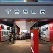 Tesla tnie koszty i zamyka firmowe salony