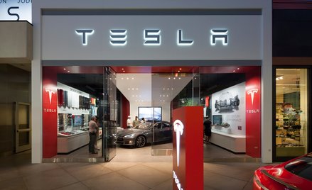 Tesla tnie koszty i zamyka firmowe salony