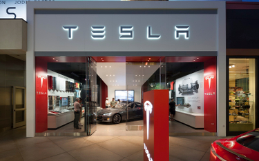 Tesla tnie koszty i zamyka firmowe salony