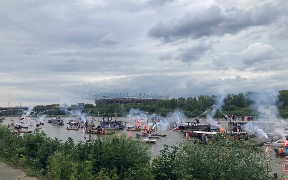 Dym zasnuł prawie całą Wisłę