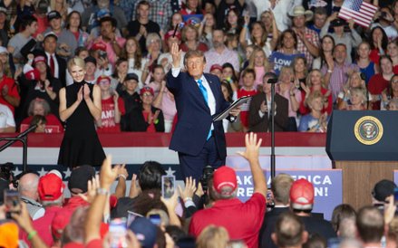Prezydent USA Donald Trump stara się przekonać, że sytuacja gospodarcza nie jest tak zła, jak pokazu