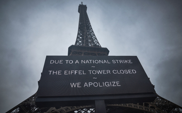 Turystów pod wieżą witała tablica z przeprosinami