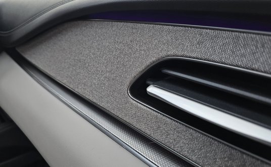 We wnętrzu szara tkanina prezentuje się miło dla oka i jest na pewno lepszym rozwiązaniem od fortepi