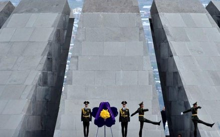 Szefowie delegacji zagranicznych pojedyńczo przechodzili aleją memoriału i składali żółtą różę w cen