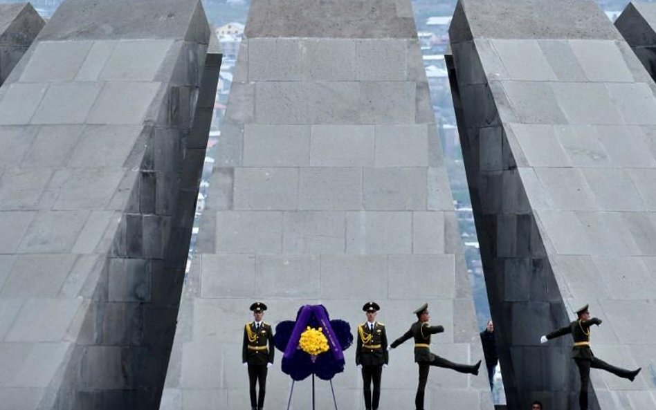 Szefowie delegacji zagranicznych pojedyńczo przechodzili aleją memoriału i składali żółtą różę w cen