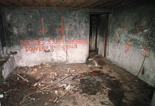 Wnętrze bunkra w Rudzie Śląskiej, w lesie za kopalnią Halemba. W nocy z 2 na 3 marca 1999 r. w tym p