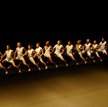 Tancerze Ohada Naharina w jednej z jego sugestywnych choreografii. „Mr. Gaga” od piątku w kinach.
