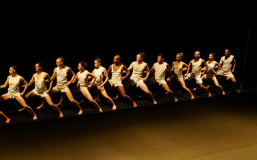 Tancerze Ohada Naharina w jednej z jego sugestywnych choreografii. „Mr. Gaga” od piątku w kinach.