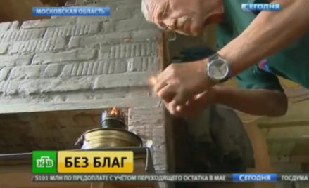 Mieszkańcy Jeśkino nadal używają lamp naftowych (kadr z reportażu telewizji NTW)