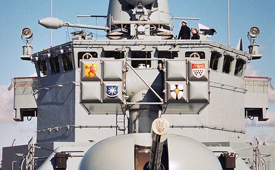 Armata Compact i wyrzutnia pocisków przeciwlotniczych Sea Sparrow.