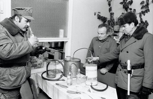 Odkryta w jednym z mieszkań na Woli nielegalna produkcja bimbru. Warszawa, 1980 r. („nalot” służb w 