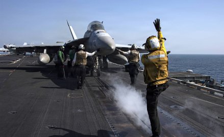 Start samolotu z pokładu lotniskowca USS Abraham Lincoln