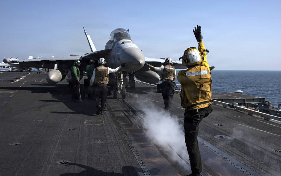 Start samolotu z pokładu lotniskowca USS Abraham Lincoln