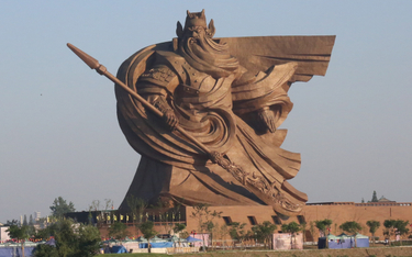 Posąg w Jingzhou wykonany jest z dwóch tysięcy paneli z brązu. Jego budowa trwała ponad trzy lata.