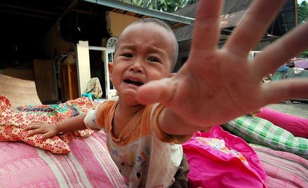Indonezja, Padang Alai. Płaczące dziecko w wiosce zniszczonej przez trzęsienie ziemi