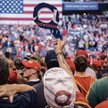 QAnon. Od Pizzagate do sympatii Trumpa