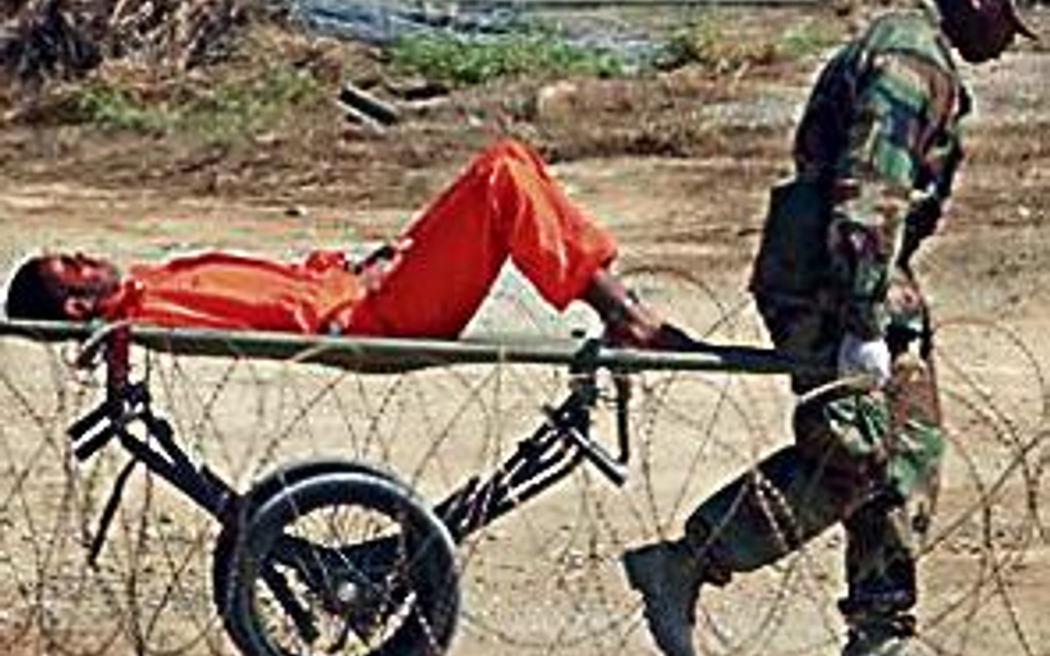 Guantanamo – w drodze na przesłuchanie (zdjęcie z 2002 r.)