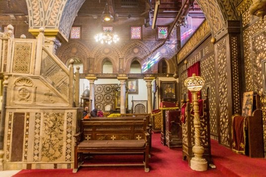 Wnętrze kościoła św. Marii Dziewicy, czyli „Wiszącego Kościoła” w Kairze, położonego przy siedzibie 