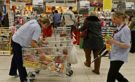 Hipermarkety nadal łamią prawo pracy, choć robią to coraz rzadziej
