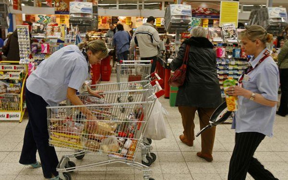 Hipermarkety nadal łamią prawo pracy, choć robią to coraz rzadziej