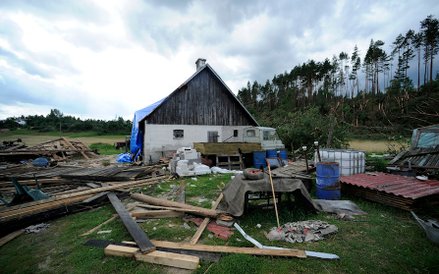 8 czerwca – przez południe Polski przeszła trąba powietrzna.