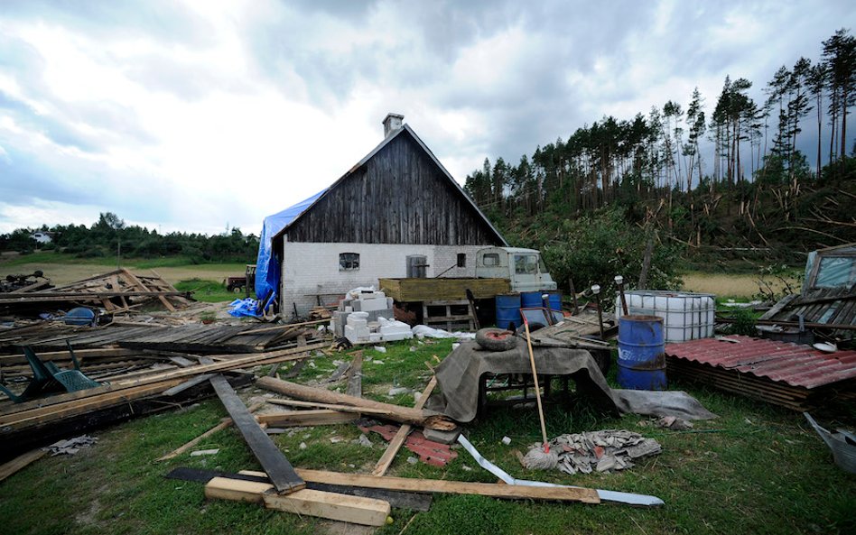 8 czerwca – przez południe Polski przeszła trąba powietrzna.
