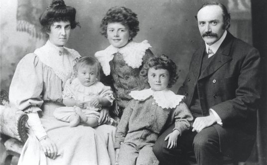 Charles Adrien Ladislas Dirac i Florence Hannah Dirac z trojgiem swoich dzieci: najmłodsz