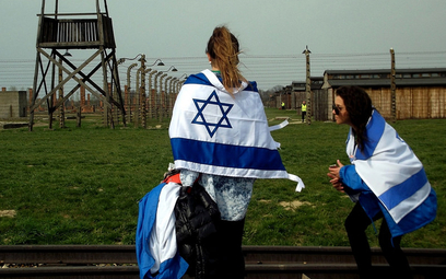 Izraelska wycieczka szkolna w muzeum Auschwitz